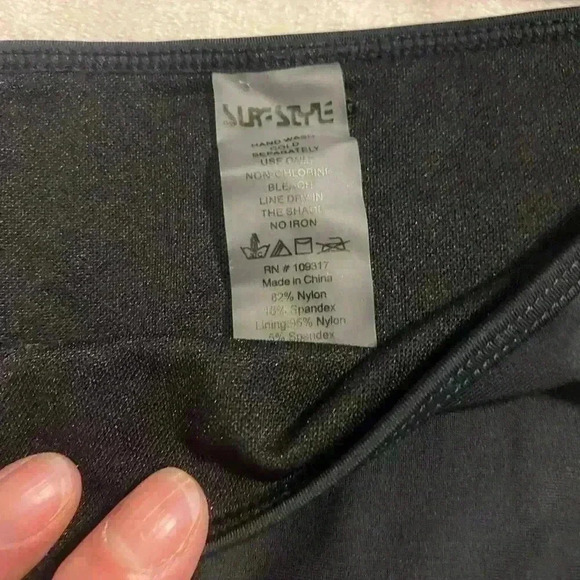 2 pair swimsuit bikini bottoms  Women’s size large one is pink one is black - Picture 8 of 8